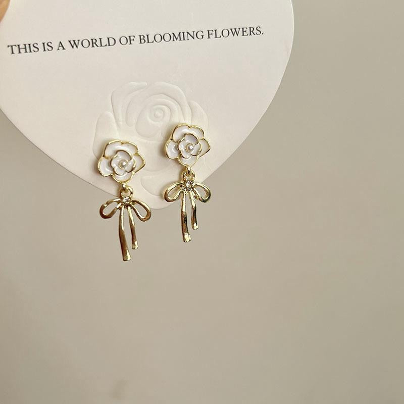 Bb-238 White Rose Earrings