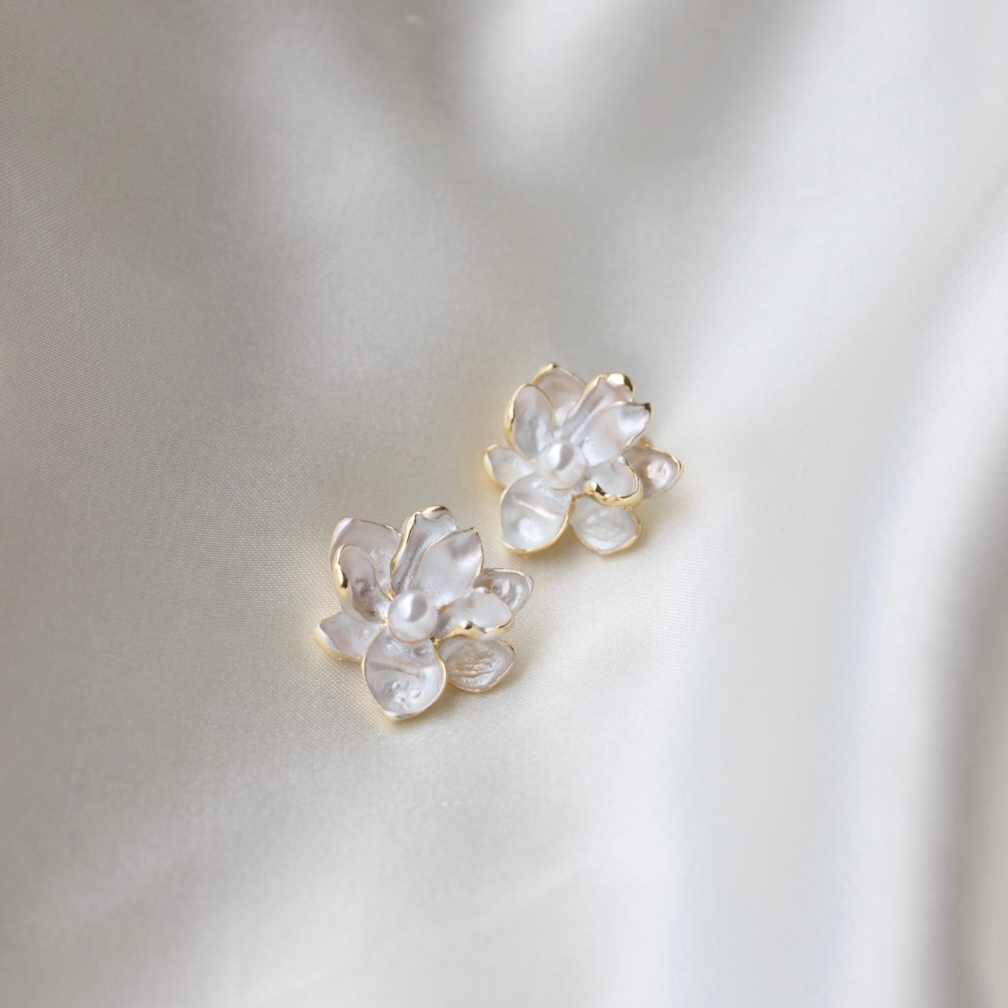 Bb-239 White Rose Earrings