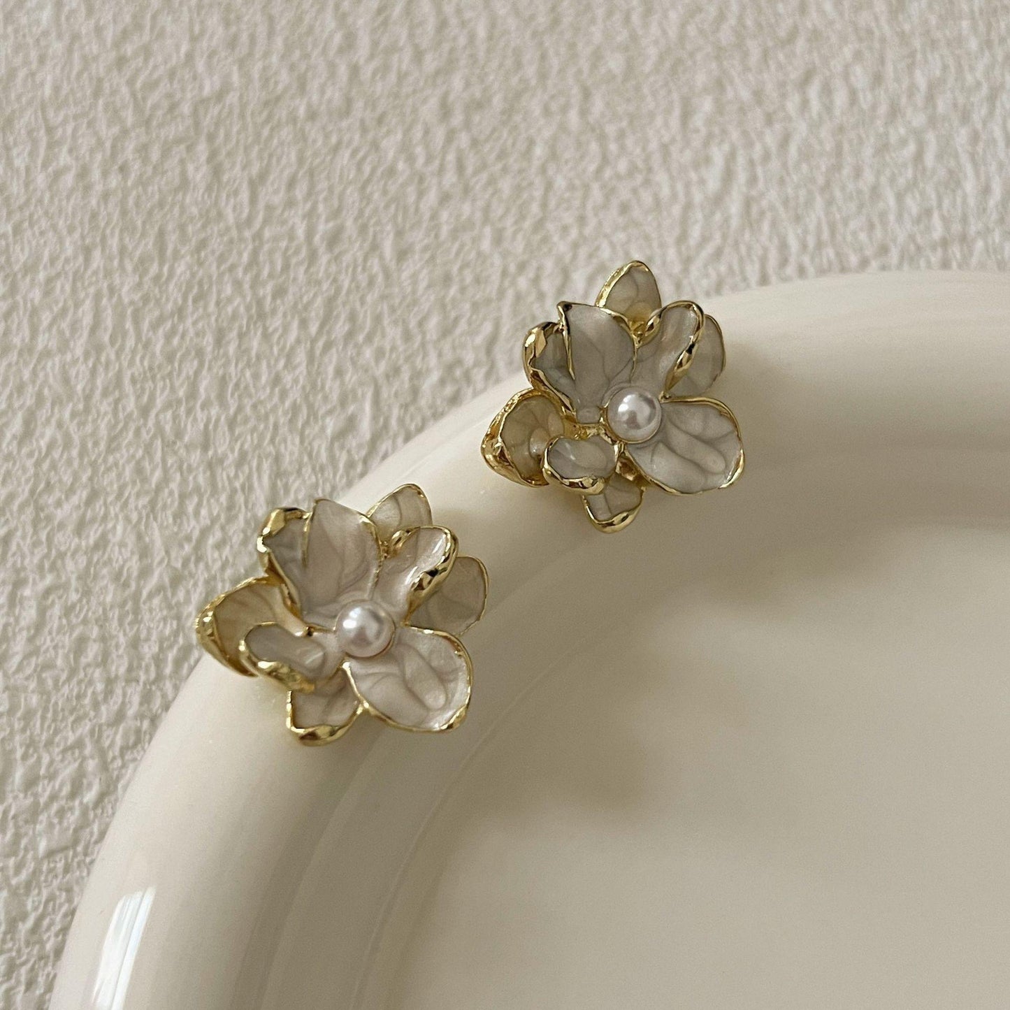 Bb-239 White Rose Earrings